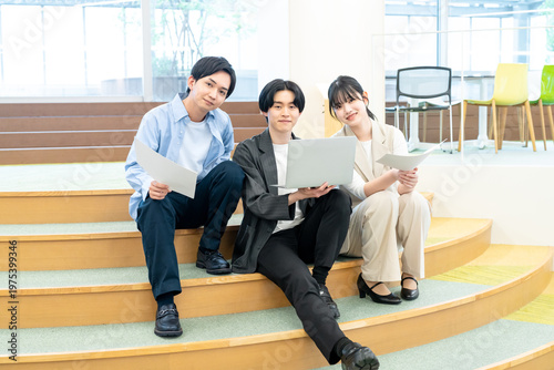 打ち合わせする若いビジネスマン　撮影協力：学校法人電波学園　東京電子専門学校