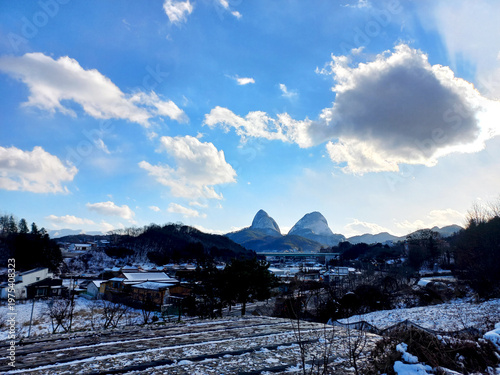 겨울 하늘과 산
