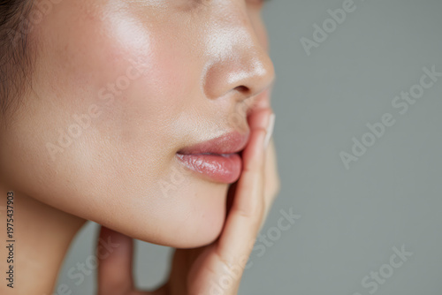 フェイスラインに触れる日本人女性のクローズアップ（美肌・リフトアップイメージ）