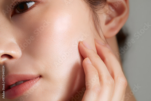 ハリとツヤのある健康的な肌の日本人女性（ナチュラルビューティー）｜Japanese woman with healthy firm and radiant skin, natural beauty concept
