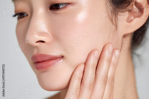 ハリとツヤのある健康的な肌の日本人女性（ナチュラルビューティー）｜Japanese woman with healthy firm and radiant skin, natural beauty concept