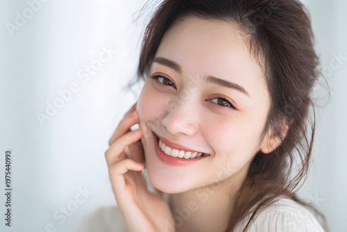 白い歯で笑う日本人女性のポートレート（審美歯科・ホワイトニング）｜Japanese woman smiling with clean white teeth, dental aesthetics concept