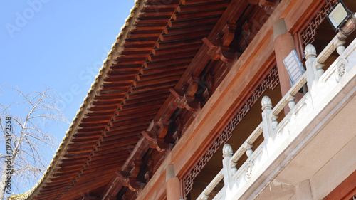 Obraz na płótnie A building with traditional Asian architectural elements