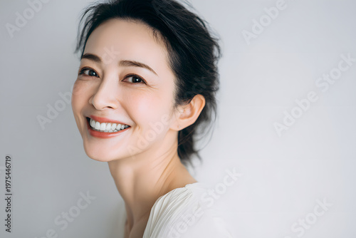 自然で健康的な白い歯の日本人女性（審美歯科・エイジングケア）｜Mature Japanese woman with natural white teeth, dental care concept