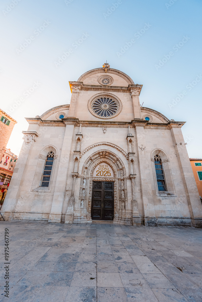 Fototapeta premium Historic square with the stone Cathedral of Saint James in the old town of Sibenik, beautiful Dalmatian architecture, Croatia.