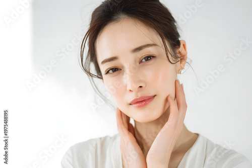 顔のトラブルに悩む日本人女性（美容・スキンケアの課題）｜Japanese woman concerned about face problems