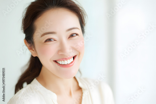 自然で健康的な白い歯の日本人女性（審美歯科・エイジングケア）｜Mature Japanese woman with natural white teeth, dental care concept