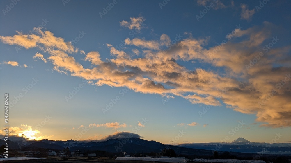 Fototapeta premium 朝日に染まる雲