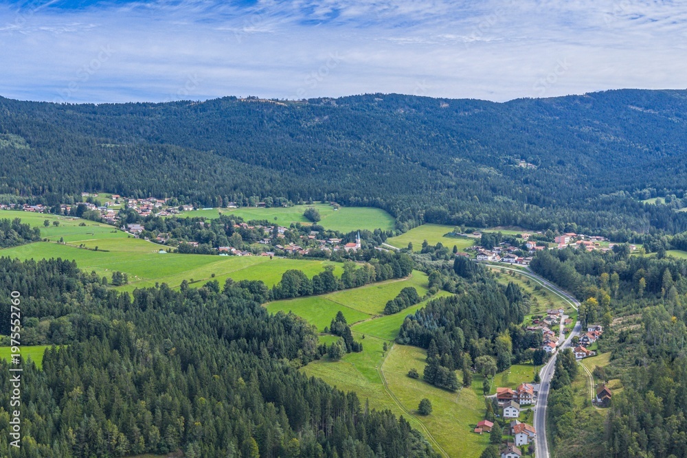 Obraz premium Ausblick in den Lamer Winkel im Bayerischen Wald rund um die Ortschaft Lohberghütte