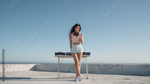 Sportliche asiatische Frau im Sommer-Outfit steht entspannt im Freien, minimalistischer Look mit viel Himmel und Copyspace, ideal für Fitness-, Lifestyle- und Fashion-Themen.