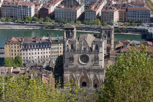 Fotografie la cathédrale Saint Jean dans le Vieux Lyon en bord de Saône dans le 5ième arron