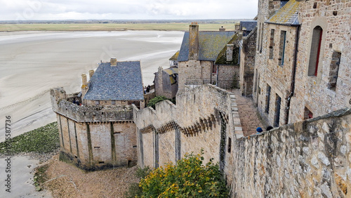 Chemin de ronde, remparts, intra-muros, village médiéval du Mont St Michel