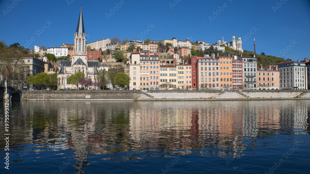 Fototapeta premium vue panoramique sur les quais de Saône, le vieux Lyon et la colline de Fourvière à Lyon en été