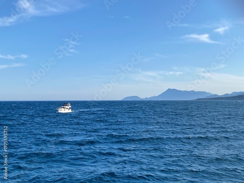 Fotografía View of the Taurus Mountain range and the Mediterranean Sea in Kemer, Turkey