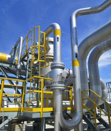 Cuadro en lienzo Insulated Gas Pipeline System With Valves And Yellow Platforms At LNG Plant