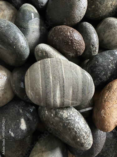 Foto A pile of smooth rocks and pebbles