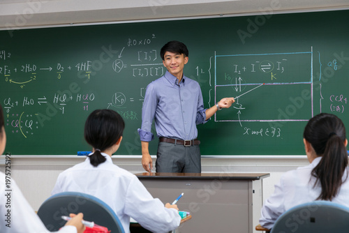 化学の授業をする教師