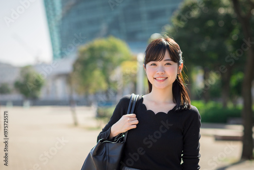 笑顔の若い女性