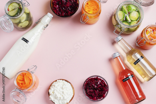 Foto Flatlay frame of fermented foods and drinks for Gut Health Diet, copy space