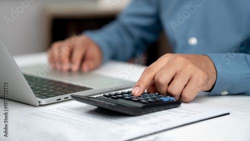 Fotografie Modern business accounting management: Using technology for efficient tax calculations, accounting, assets, balance sheets, stock market statistics, and annual tax laws to protect businesses