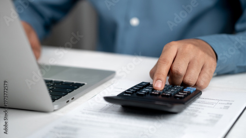 Fotografía Financial advisors analyze business reports and expenses at the office desk, review accounting records, assets, balance sheets, stock market statistics, and annual tax laws to protect the business