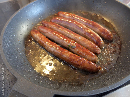 Lammbratwürste in der Pfanne braten