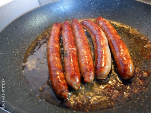 Lammbratwürste in der Pfanne braten