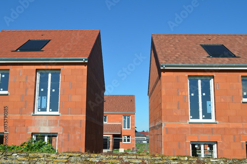 Nouvelles constructions dans un lotissement. (france)