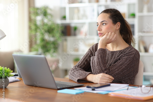 Foto Distracted self employed is wasting time working at home