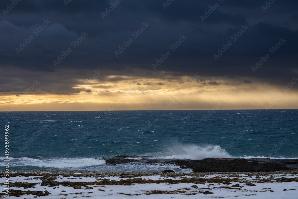 Obraz premium Dramatic sea shore landscape
