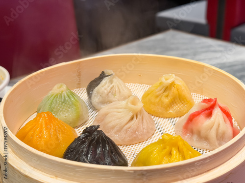 Foto 蒸篭料理。カラフルな味付き小籠包。