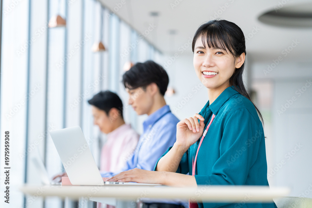 Fototapeta premium オフィスで働く若い女性のエンジニア 撮影協力：学校法人電波学園 東京電子専門学校