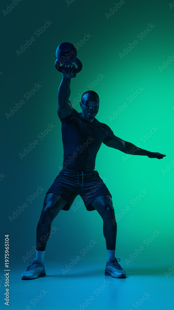 Obraz premium Athlete performing single arm kettlebell press with futuristic visor in neon light. Concept of strength training exercise, balance control workout, tech inspired fitness routine