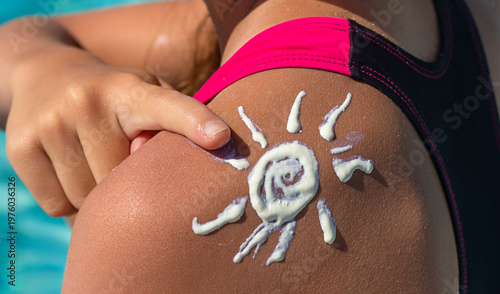 Tableau sur toile The child has sunscreen on his back. Selective focus.