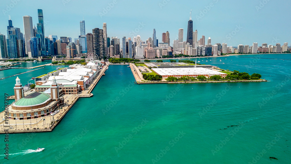 Fototapeta premium Panoramic drone shot of Navy Pier and Chicago cityscape on a sunny day