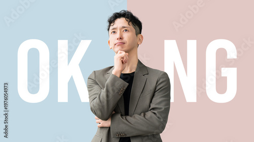 Foto OKかNGかを考える日本人男性ビジネスパーソンの判断イメージ, Japanese Businessman Thinking About OK or NG Dec