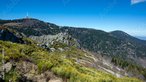 Paysage du Parc Naturel Régional du Pilat autour du massif des Trois dents au printemps