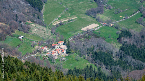 Paysage du Parc Naturel Régional du Pilat autour du massif des Trois dents au printemps