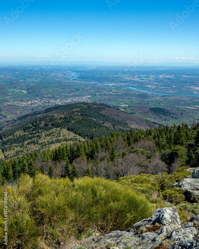 Paysage du Parc Naturel Régional du Pilat autour du massif des Trois dents au printemps