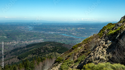 Paysage du Parc Naturel Régional du Pilat autour du massif des Trois dents au printemps