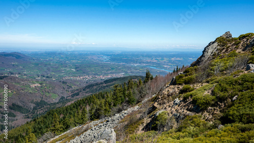 Paysage du Parc Naturel Régional du Pilat autour du massif des Trois dents au printemps