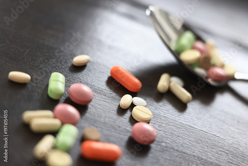 Quadro em tela pills scattered on a dark background, medical topic dosage of medicine, concept