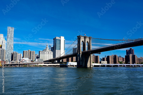 brooklyn bridge and manhattan skyline