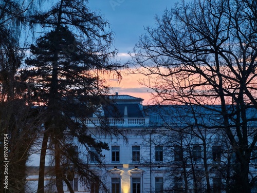 Fotografie Charming mansion at dusk transition