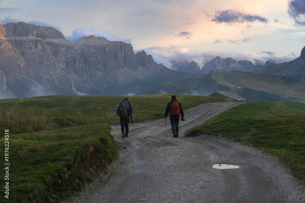 Obraz premium Tourists at sunset, with the Sella mountain massif in the background. Dolomites. Italy.