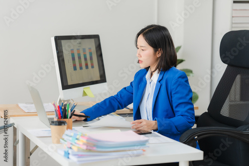 Obraz na plátně Focused Professional: An focused professional is working at desk, analyzing data