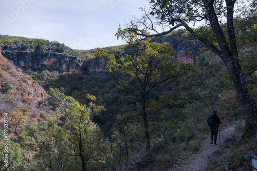 Un senderista recorre la Hoz del Jarama en la provincia de Guadalajara durante el otoño.