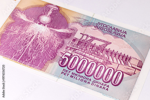 Foto 5000000 Dinara Yugoslavia banknote with image of Tesla transformer and hydroelectric dam Djerdap
