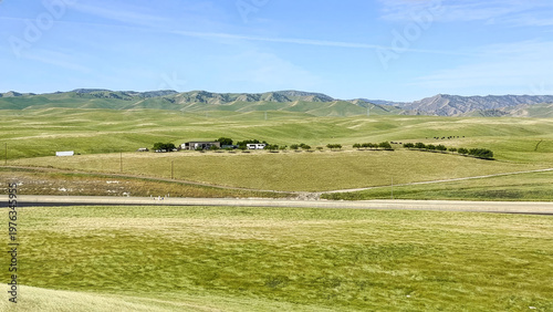Fotografia Breathtaking view of a small rural town nestled among lush green meadows and rolling hills in California