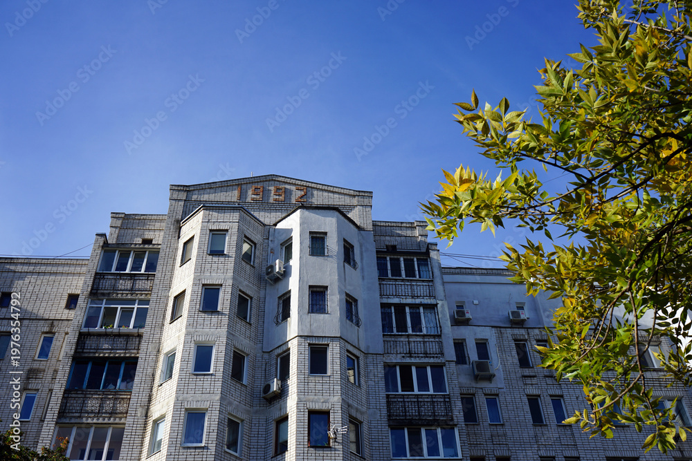 Fototapeta premium a residential building in the city